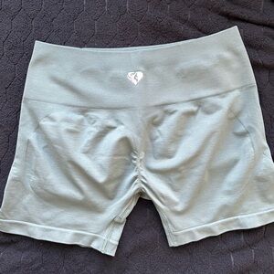 Women’s Best XL light green Seamless Scrunch 4” athletic shorts